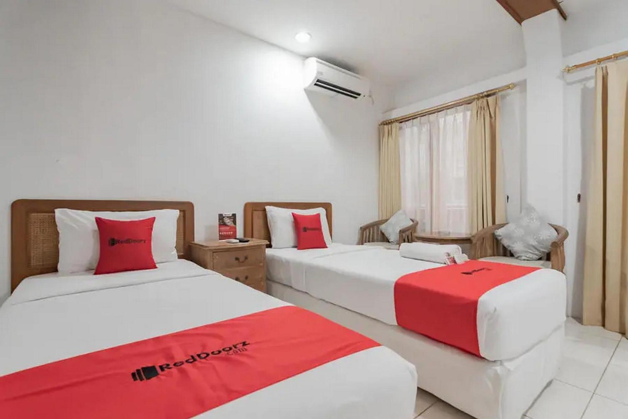 Reddoorz At Arwiga Hotel Near Rs Hasan Sadikin バンドゥン エクステリア 写真