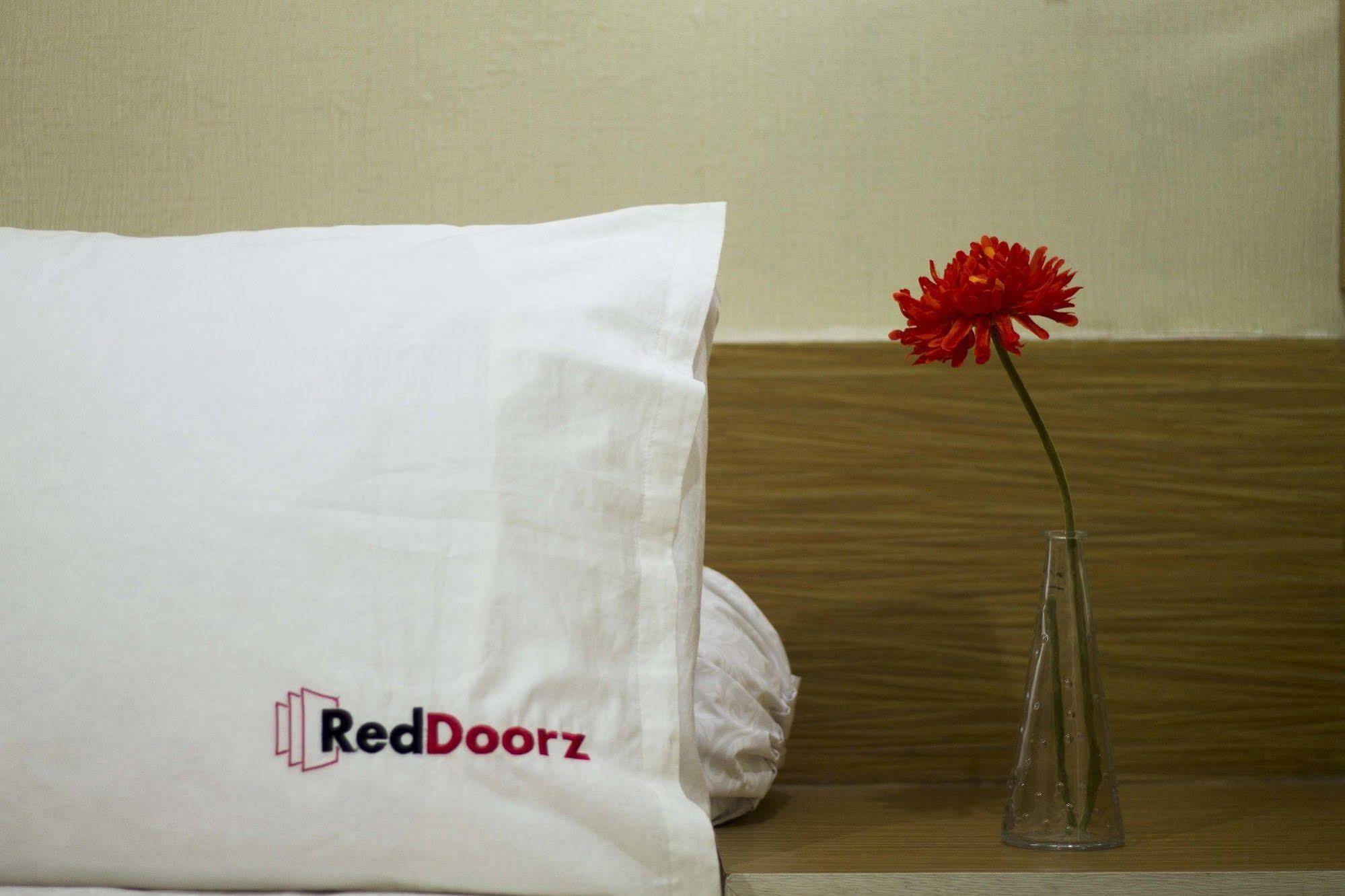 Reddoorz At Arwiga Hotel Near Rs Hasan Sadikin バンドゥン エクステリア 写真